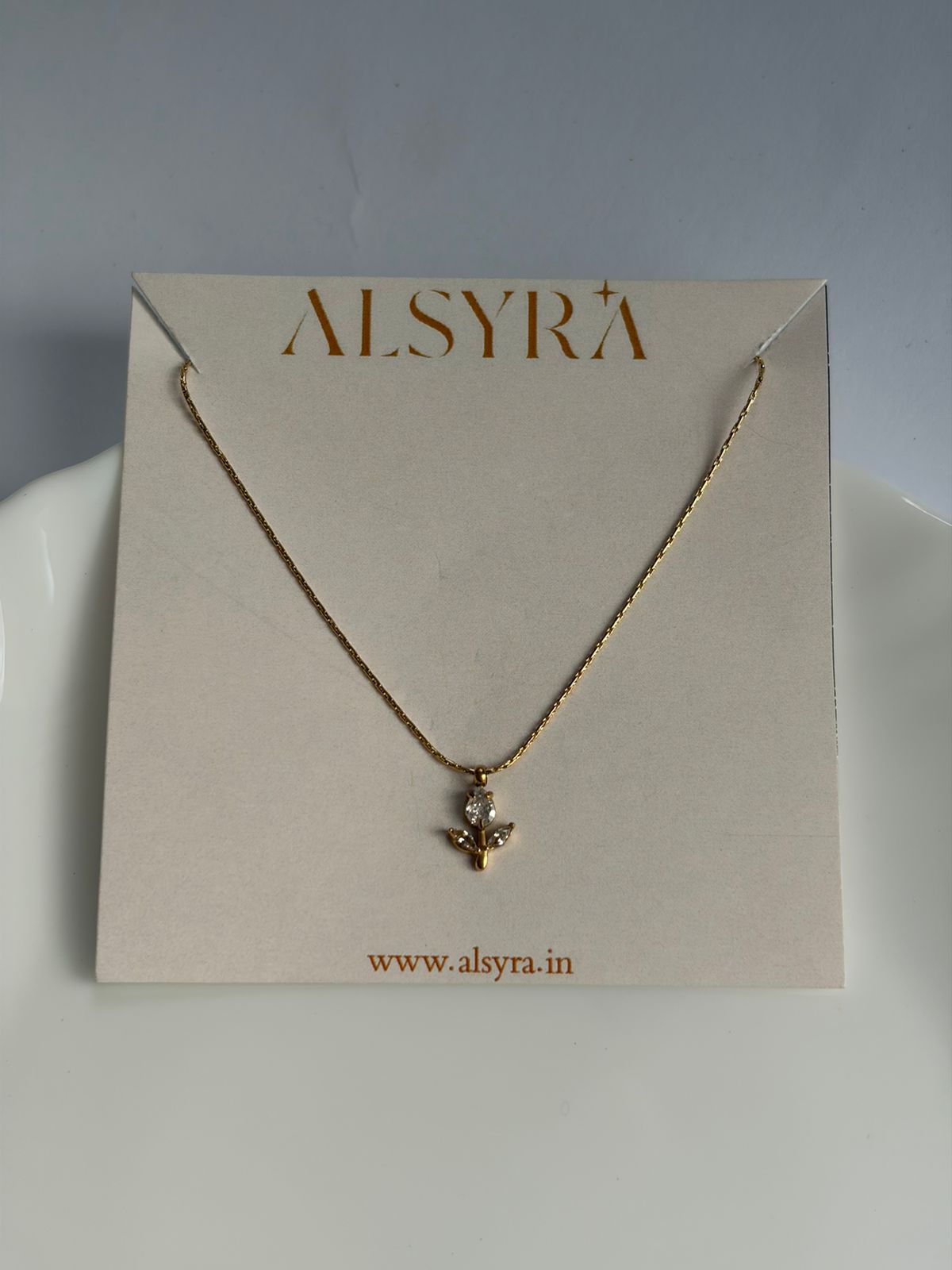 Minimal trendy tulip Necklace